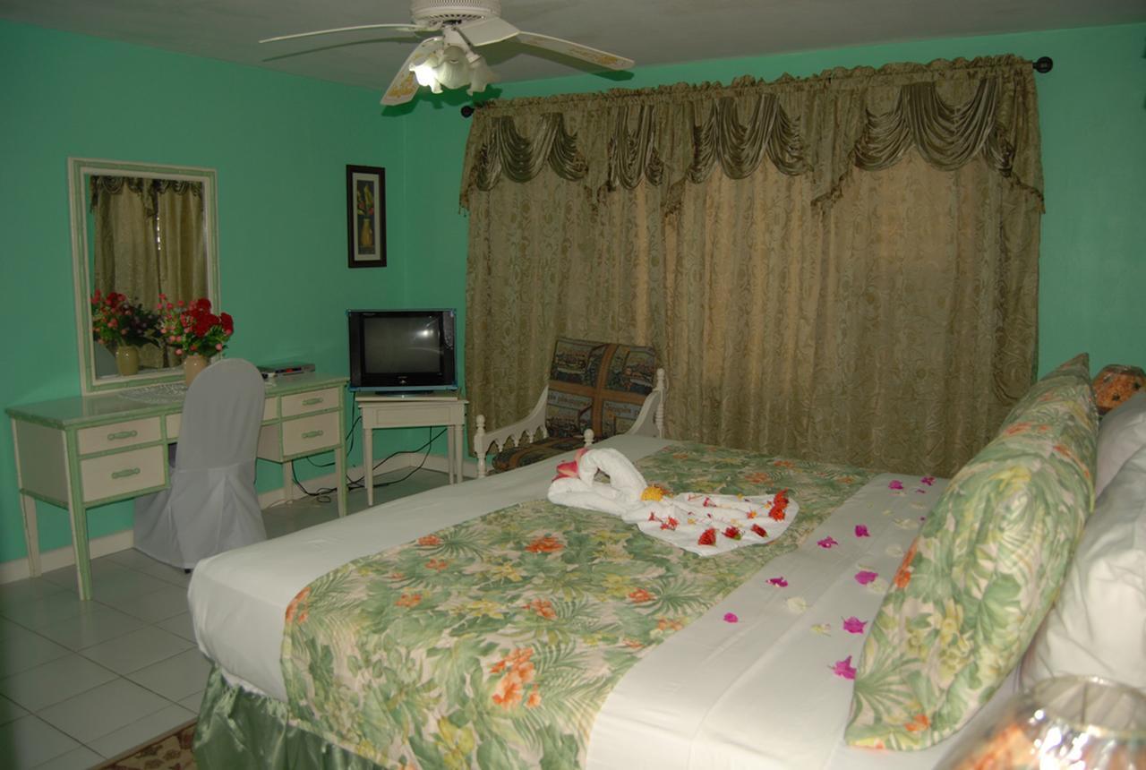 Pink Hibiscus Bed And Breakfast Montego Bay Exterior foto