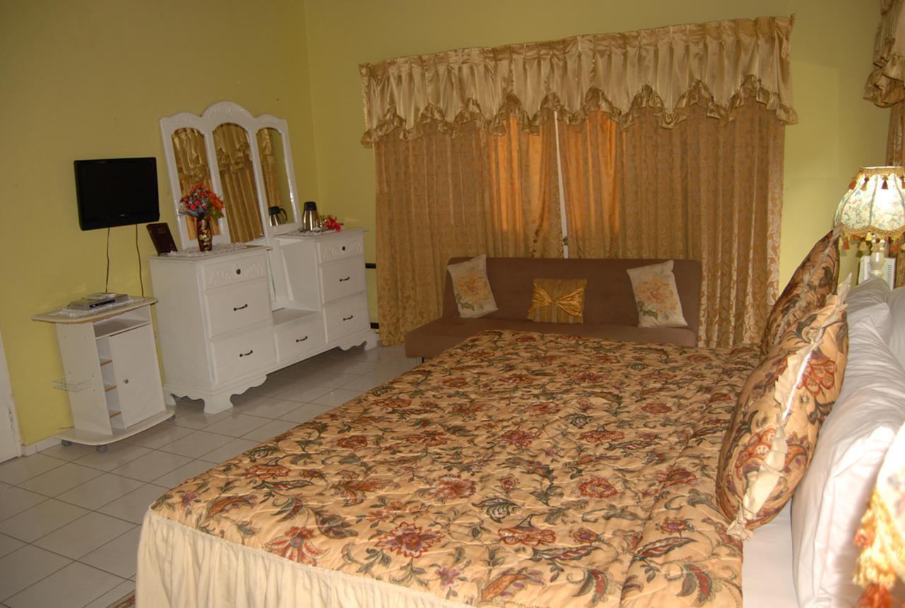 Pink Hibiscus Bed And Breakfast Montego Bay Exterior foto